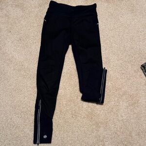 Athleta black leggings w/ruffle/zip ankle back pocket XS